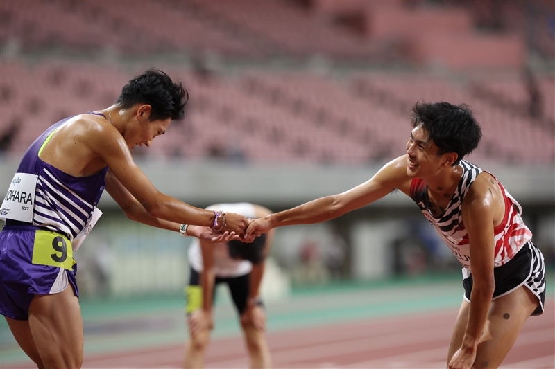 レース後に健闘を称え合った鈴木と篠原