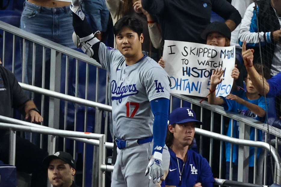 敵地のファンからの歓声に応える大谷。(C)Getty Images