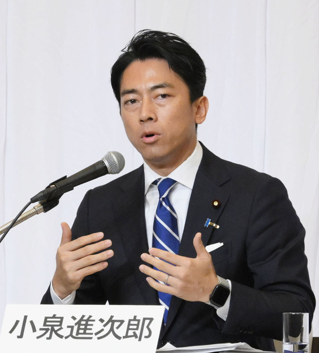 自民党総裁選の党青年局・女性局主催の公開討論会で発言する小泉元環境相＝16日、金沢市