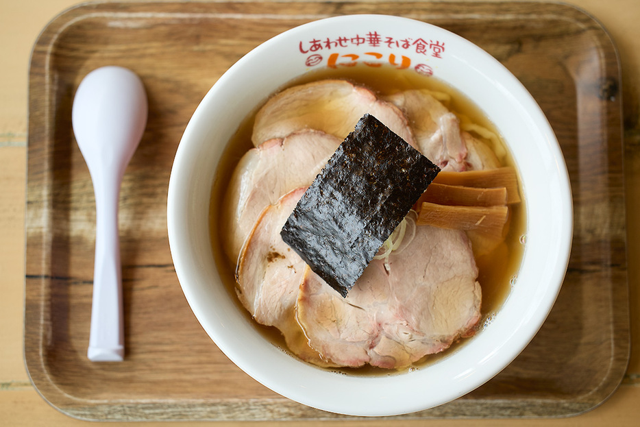 「チャーシュー中華そば」1,500円。あっさりとした風味に癒される。麺は〈飯田商店〉の麺打ち場で作られる自家製。化学調味料は一切使わないスープの深い旨みにうなる。