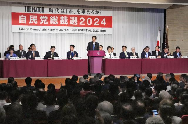 自民党総裁選の所見発表演説会に出席した立候補者。（前列左から）高市経済安保相、小林前経済安保相、林官房長官、小泉元環境相、（１人おいて）上川外相、加藤元官房長官、河野デジタル相、石破元幹事長、茂木幹事長＝１２日午後、東京・永田町の党本部