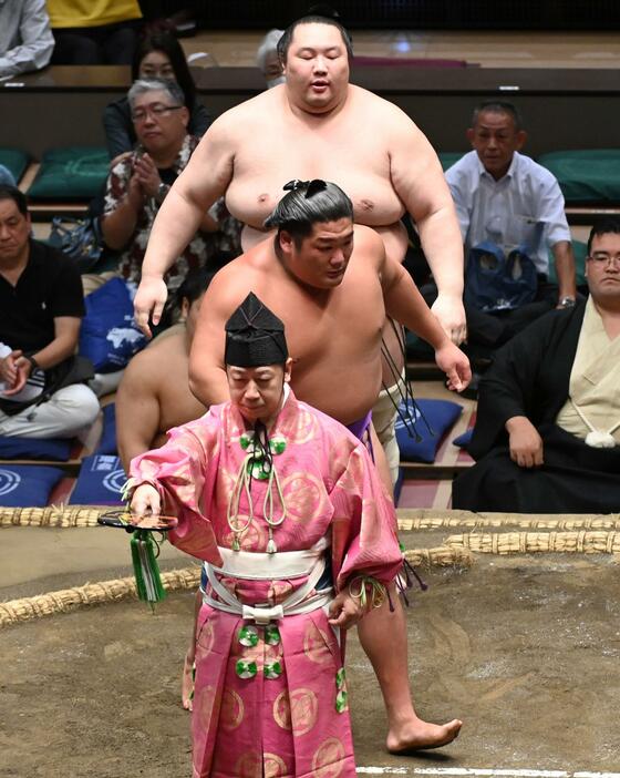 　白鷹山（後方）を寄り切りで破った尊富士（撮影・棚橋慶太）