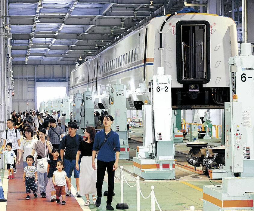 一般公開された車両所内を見学する来場者＝２１日午前１０時２５分、白山市の白山総合車両所