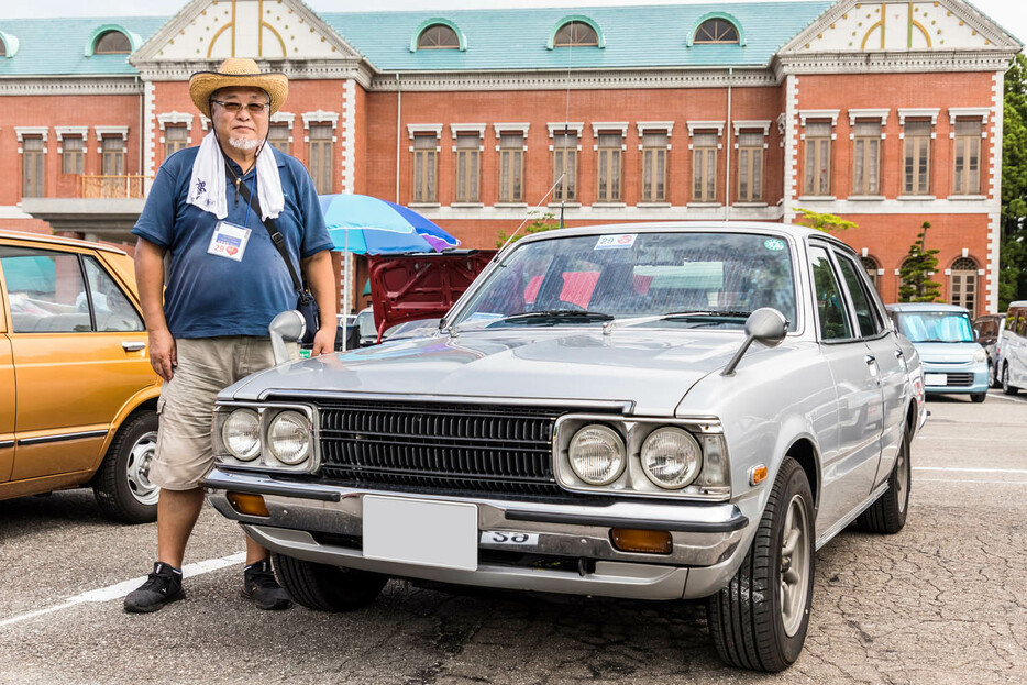 1年前に引き取って復活させた1975年式トヨタ コロナ2000SL EFIと、オーナーの松本さん