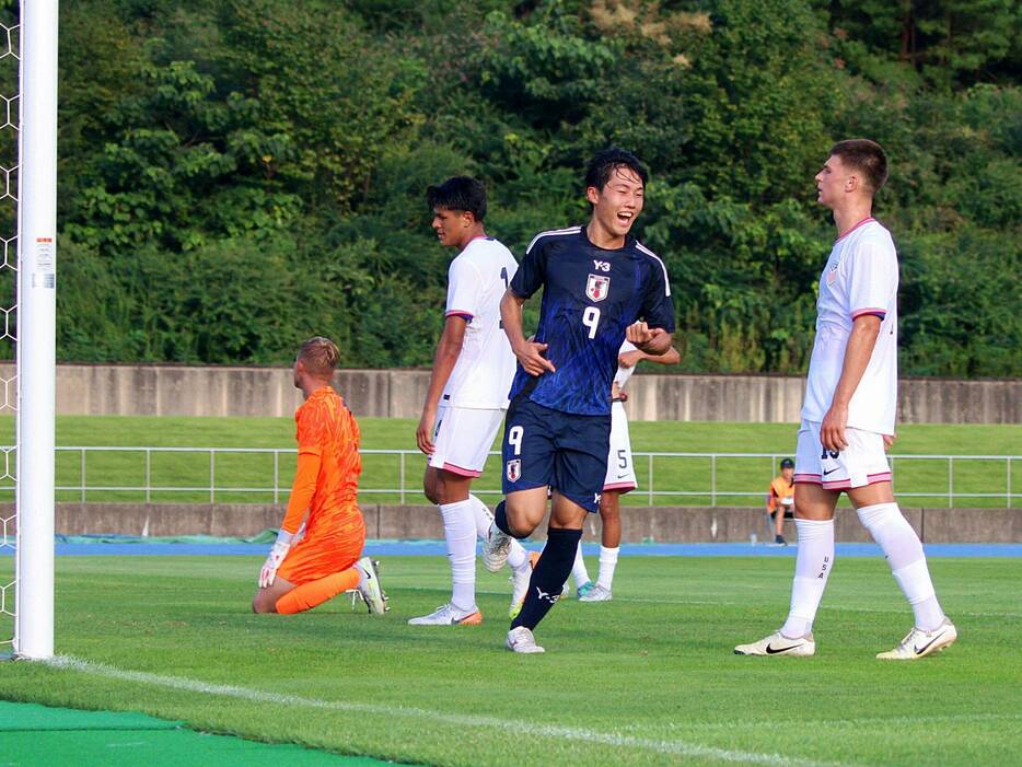 後半24分、U-17日本代表は交代出場のFW大西利都(名古屋U-18)が4点目のゴール(Akihiko KAWABATA)