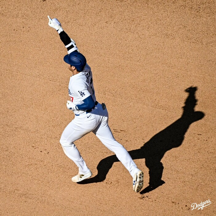 同点弾を放ち右手を挙げるドジャースの大谷翔平(ドジャース公式X@Dodgersより)