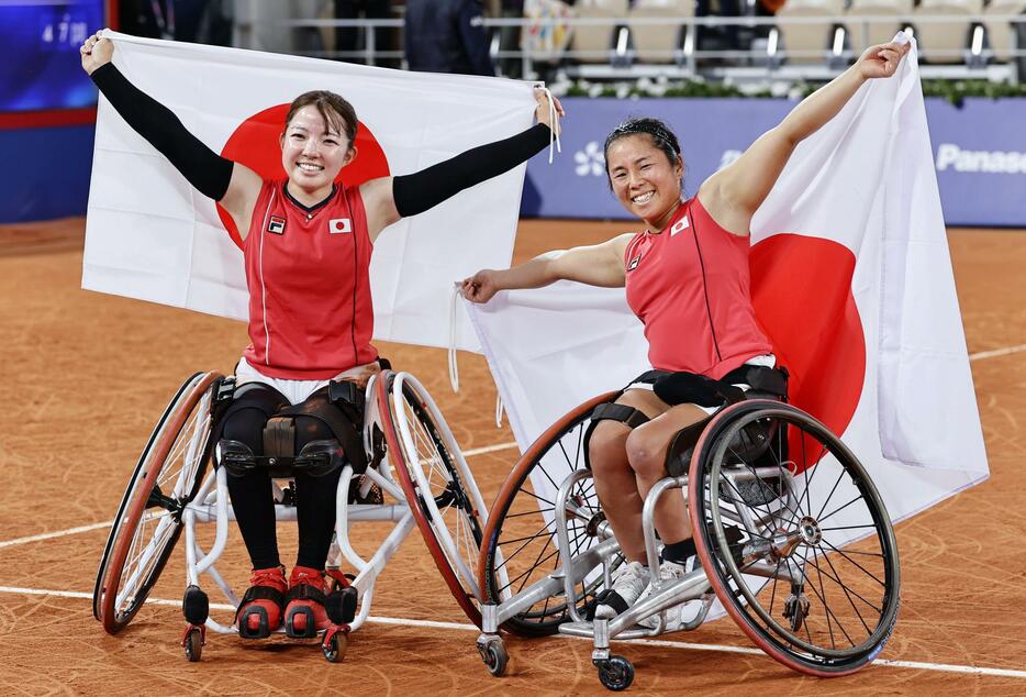 パリ・パラリンピックの車いすテニス女子ダブルスで金メダルを獲得した上地結衣（右）、田中愛美組＝5日、パリ（共同）