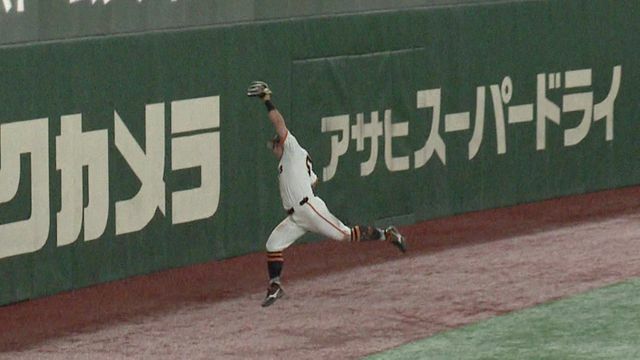 豪快なジャンピングキャッチを見せた浅野翔吾選手(画像:日テレジータス)