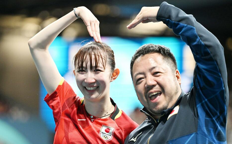 パリ五輪卓球女子シングルスで銅メダル獲得を決め、石田大輔コーチ（右）と笑顔でポーズをとる早田ひな（撮影・中村太一）