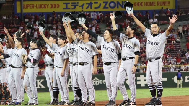 リーグ優勝を決めてファンに挨拶する巨人（写真:時事）