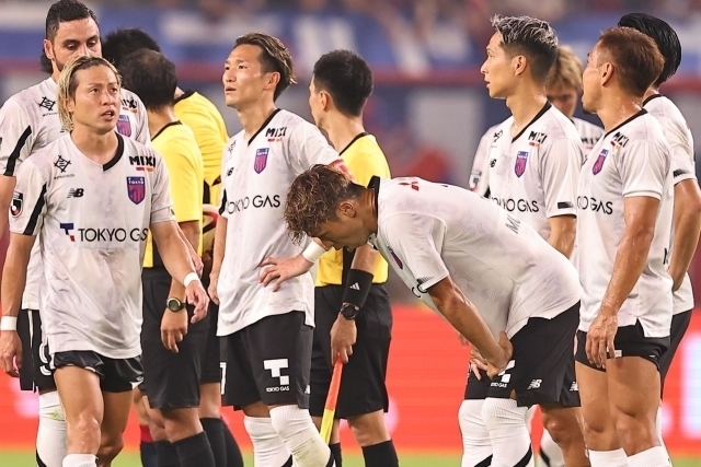 過酷な移動の末、広島戦を戦い抜いたFC東京。写真：梅月智史（サッカーダイジェスト写真部）