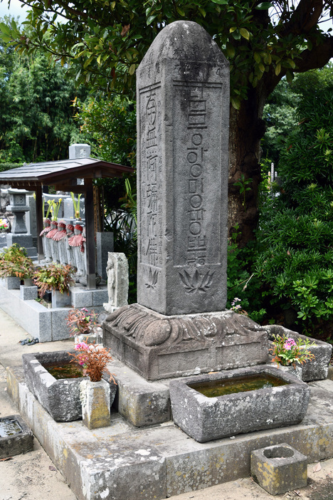 大巌院境内の「四面石塔」＝館山