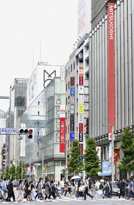 百貨店が並ぶ東京・銀座＝2021年