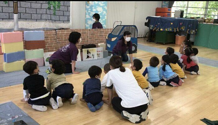 保育園や幼稚園などの防災訓練にも協力しているという清永先生。写真は、防災訓練で「うさぎのポーズ」を練習する様子（写真提供：清永先生）