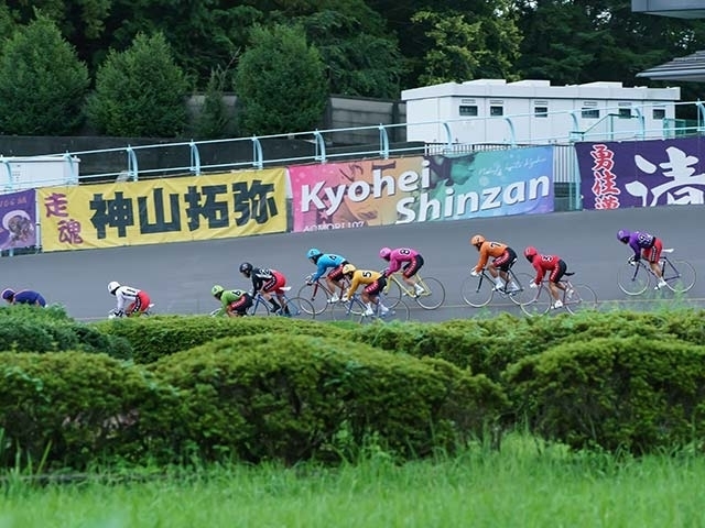 赤板2コーナー付近の様子。後ろ攻めとなった④山崎賢人(青)が動き出した(写真提供：チャリ・ロト)