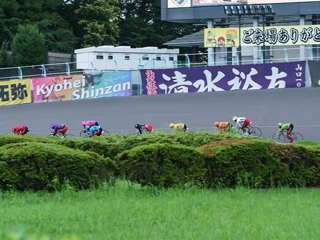 最終2コーナー付近の様子。1番車(白)は眞杉匠(写真提供：チャリ・ロト)