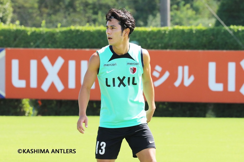 鹿島アントラーズのトレーニングを行なう知念慶（写真◎KASHIMA ANTLERS）