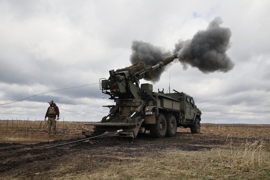 ウクライナ東部ドネツク州で2023年10月17日、ロシア軍の陣地に対して砲撃するウクライナ国産の2S22ボフダナ自走榴弾砲（Roman Chop/Global Images Ukraine via Getty Images）