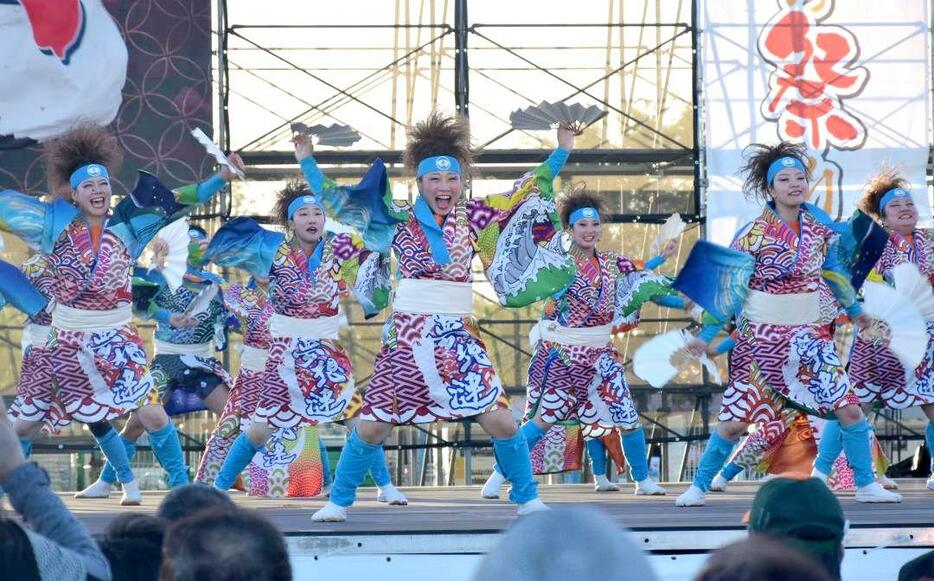 華やかな演舞を披露した招待チーム「夢想漣えさし」=神栖市木崎