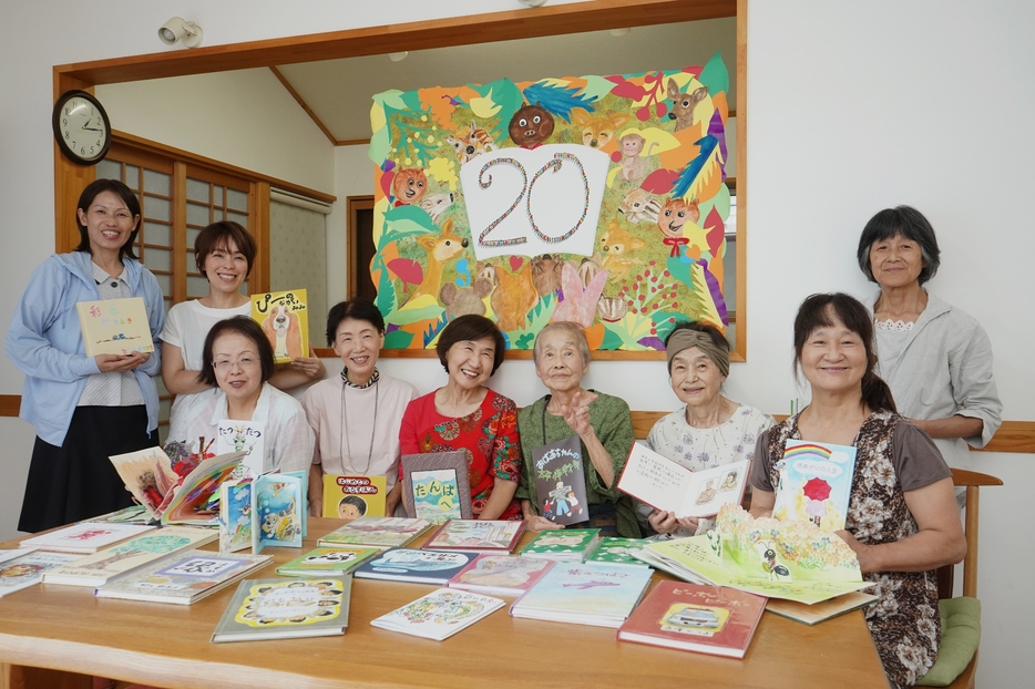 20周年展を開いている「たんば手づくり絵本の会」の会員ら＝兵庫県丹波市春日町黒井で