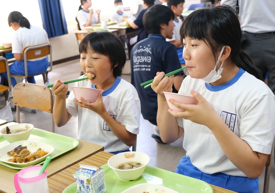 まつたけご飯を頬張る長門小の児童ら