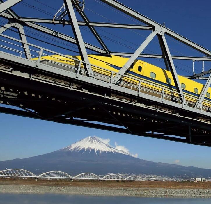 新幹線の安全な運行を守るために、走り続けてきたドクターイエロー（T4編成）であったが、ついに引退が発表された