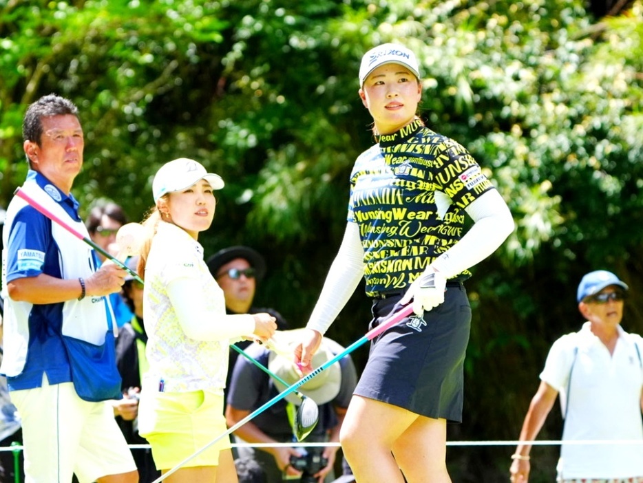 初日同組で回った竹田麗央と古江彩佳（撮影/岡沢裕行）