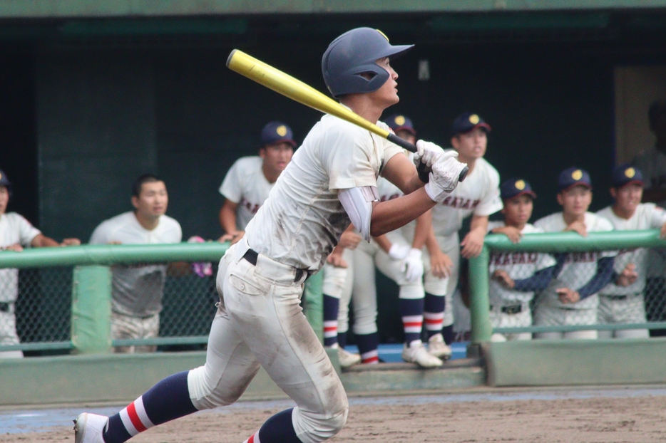 犠牲フライを打つ垣内 凌（浦和学院）