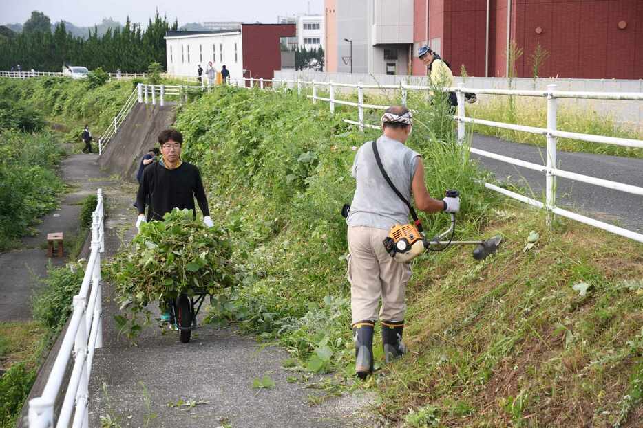 清掃活動に励む美作学園の教職員=岡山県津山市で