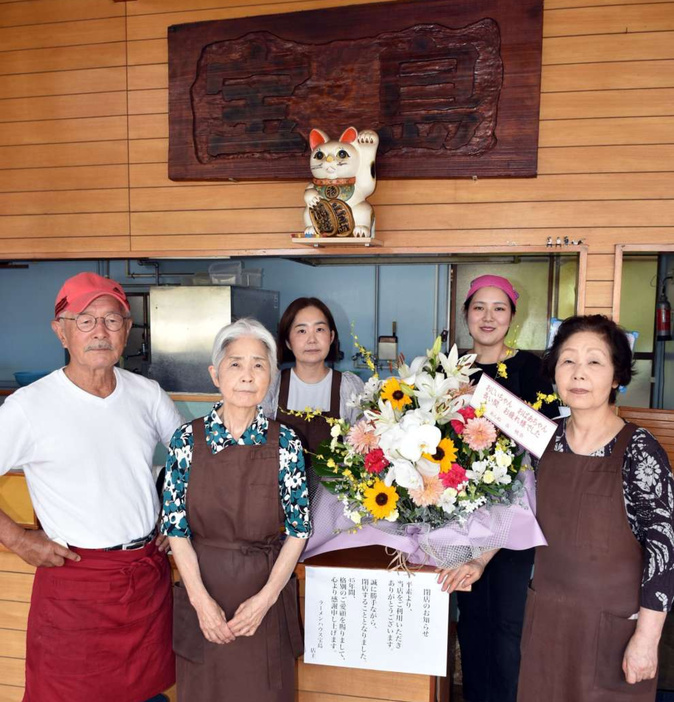 ４５年間の歴史に幕を下ろすラーメン宝島の久木元健一店長（左）ら＝３日、伊佐市菱刈花北