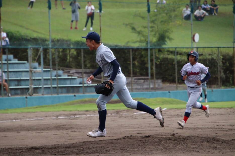 雄叫びを上げる京都外大西の選手