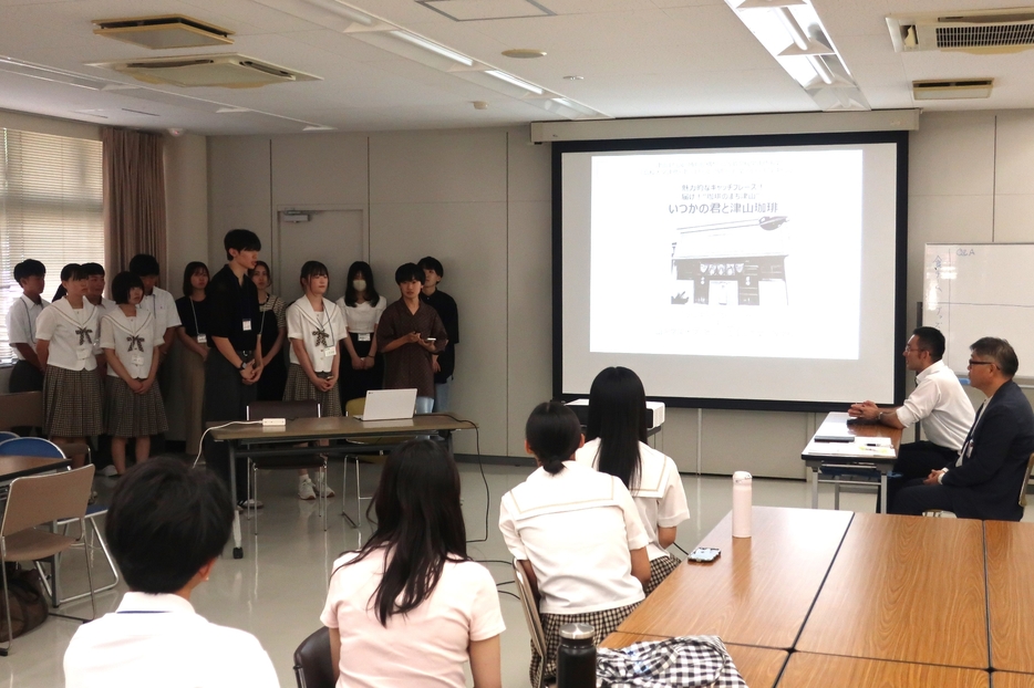 津山市の魅力を生かした土産物についてプレゼンする学生たち=岡山県津山市で