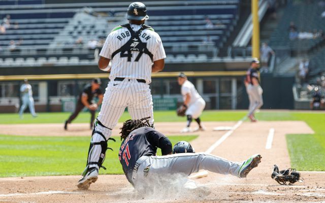 初回に内野安打の間に2塁から生還したガーディアンズのホセ・ラミレス選手(写真:USA TODAY Sports/ロイター/アフロ)