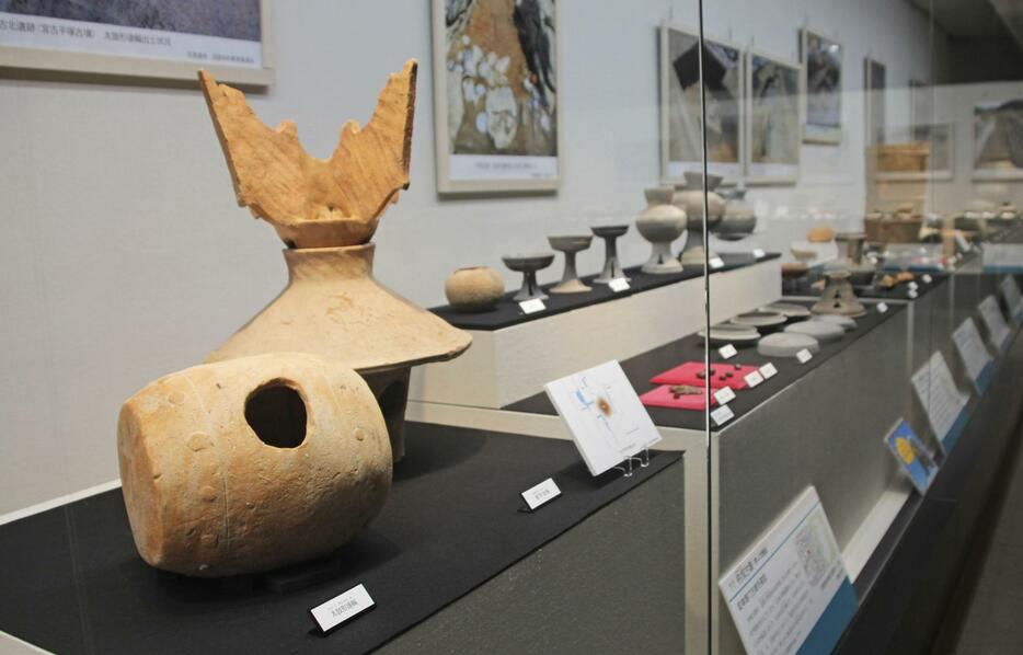 奈良県立橿原考古学研究所付属博物館の展示。左端が太鼓形埴輪＝8月、橿原市