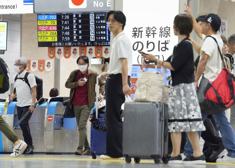 東海道新幹線のダイヤが4日ぶりに正常化し、利用客が行き交うJR名古屋駅の改札口＝2日午前7時35分