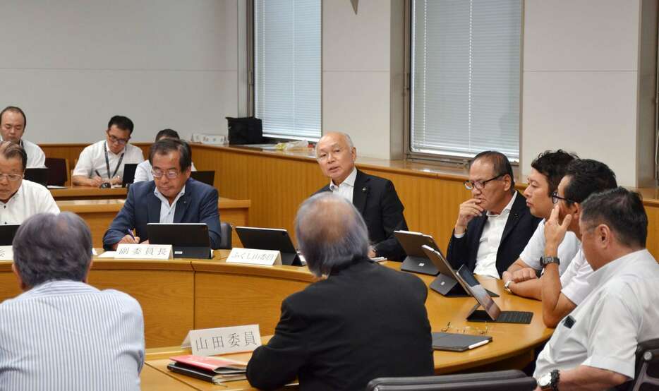 百条委員会設置について協議する県議会議会運営委員会の委員ら＝１１日、鹿児島県議会庁舎