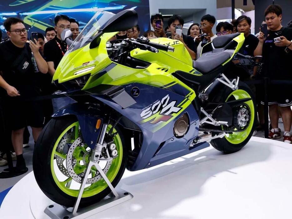 ZX-500RR [張雪機車] ZXは張雪氏（Zhang Xue）の頭文字が由来。KOVEでは「パフォーマンス重視」の開発を行っており、その姿勢は健在のようだ。ネイキッド版の500Fも開発する計画だ。