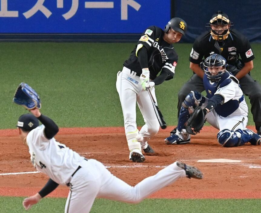 8回2死一、二塁、代打・川瀬晃とオリックス・川瀬堅斗の兄弟対決は、川瀬晃が二ゴロに倒れる（撮影・永田浩）