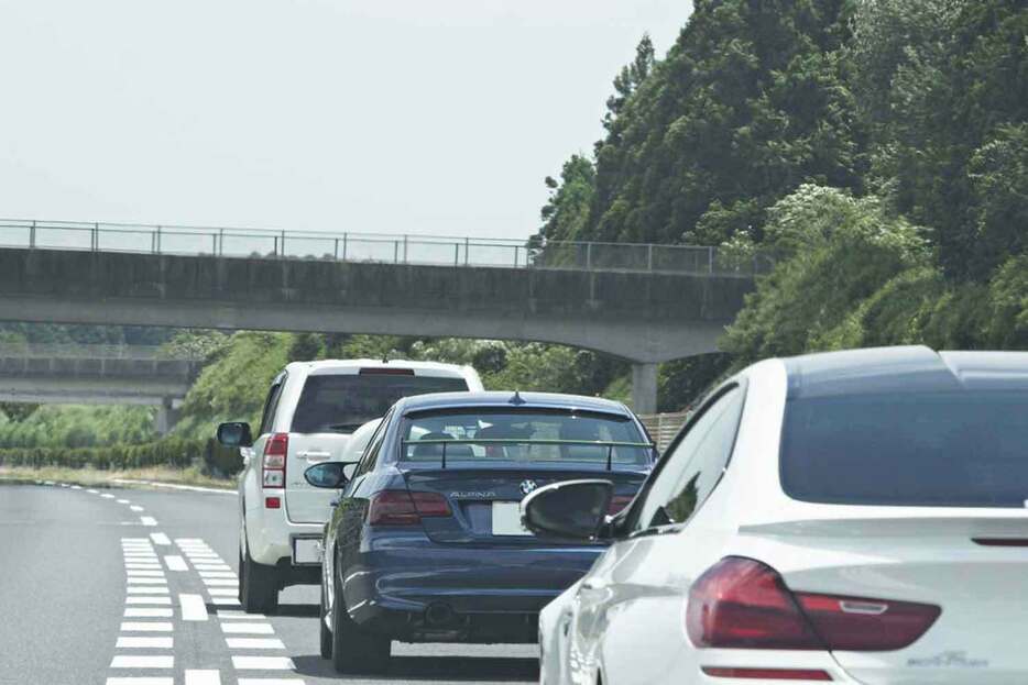 高速道路では人をイラッとさせる運転をする人に遭遇することも少なくない。