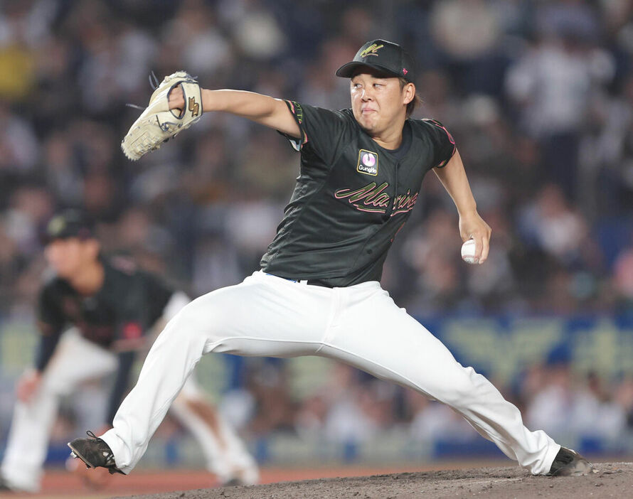 ８月１０日オリックス戦で登板する鈴木（カメラ・中島　傑）