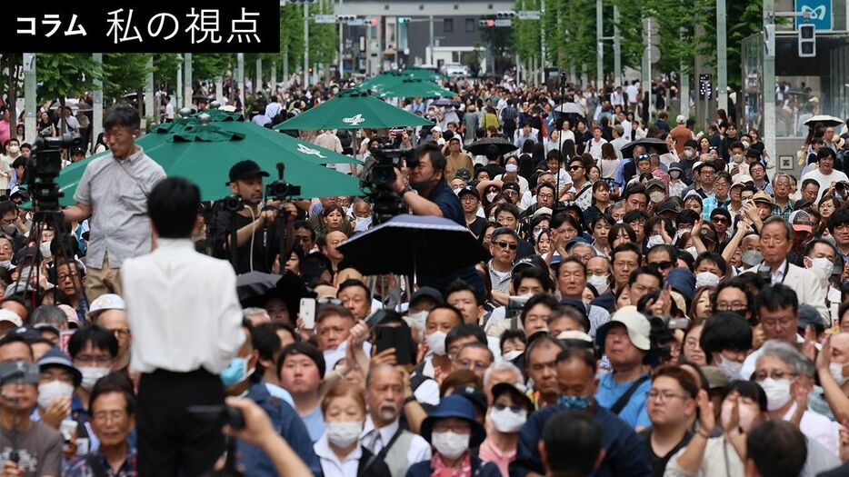 東京都知事選で候補者の演説を聞く有権者ら＝2024年6月30日、東京都中央区（時事）