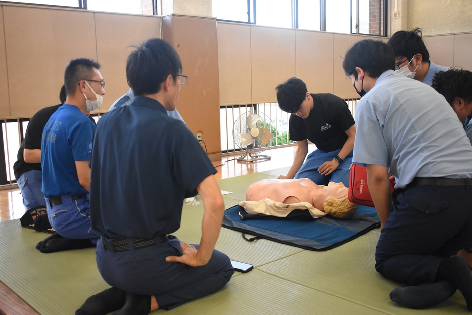 心肺蘇生法とAEDの使用を学ぶ署員=岡山県真庭市で