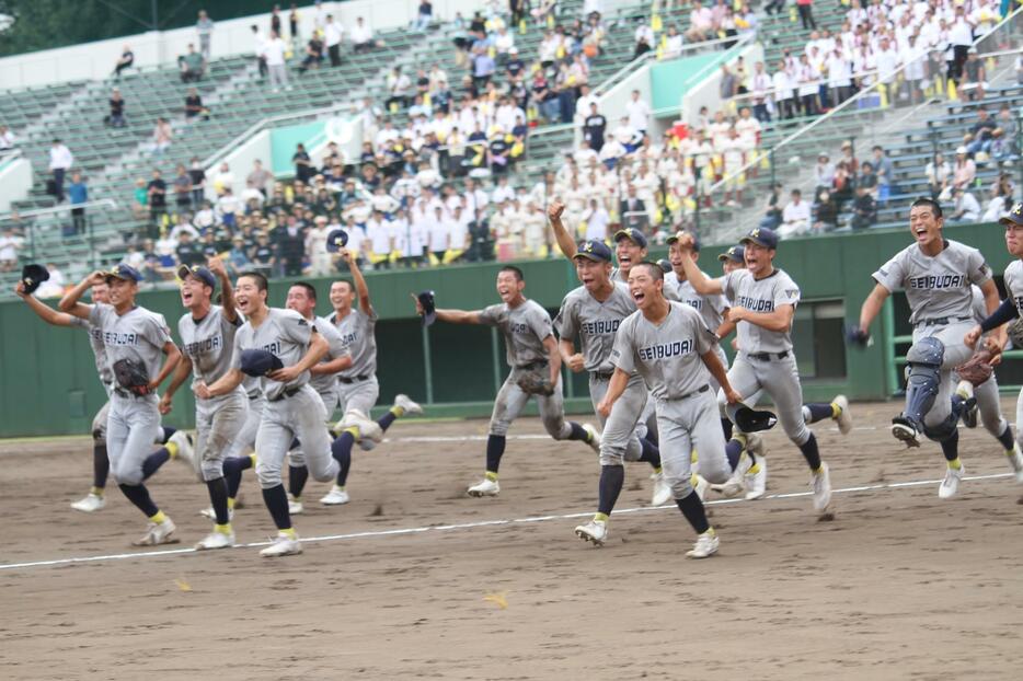 勝利した西武台ナイン