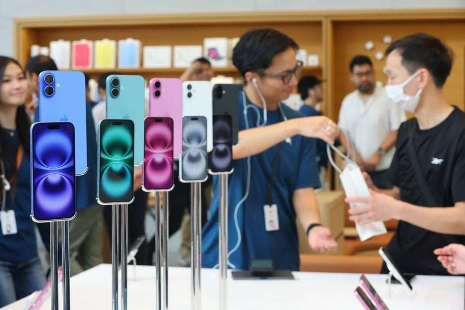 表参道のApple Storeには多くの人が訪れていた＝20日午前、東京都渋谷区（岩崎叶汰撮影）