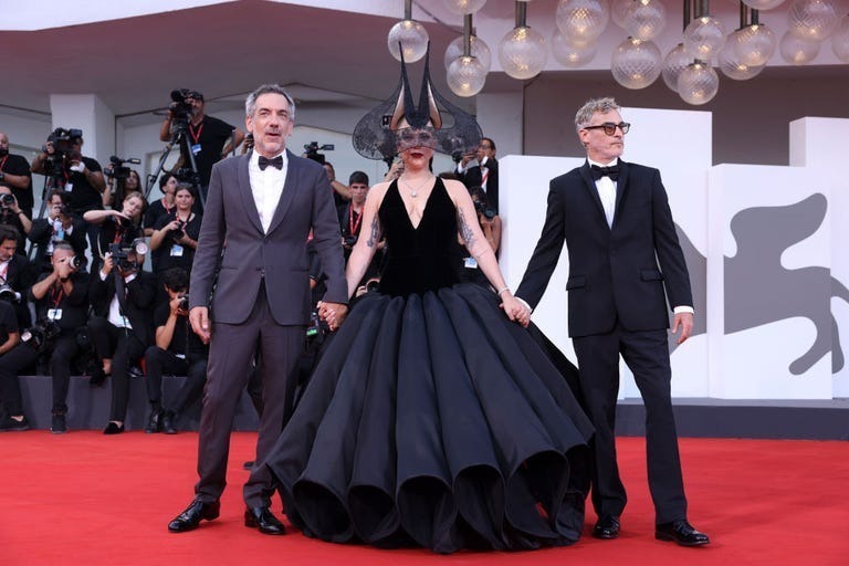 Getty Images トッド・フィリップス（Todd Phillips）、レディー・ガガ（Lady Gaga）、ホアキン・フェニックス（Joaquin Phoenix）