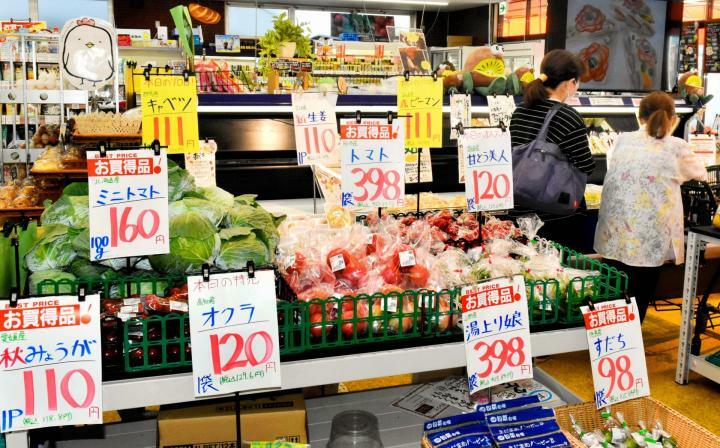 野菜価格が軒並み上がる中、1袋税抜き111円の特売で集客を図るスーパーの売り場＝12日午後、松山市立花6丁目