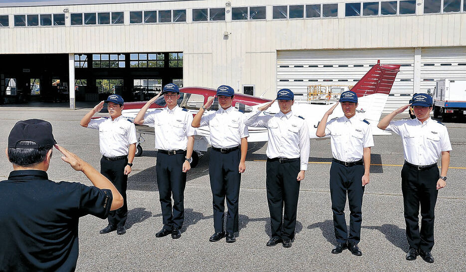 飛行訓練を再開した学生＝１１日午前１０時２５分、輪島市の日本航空大学校