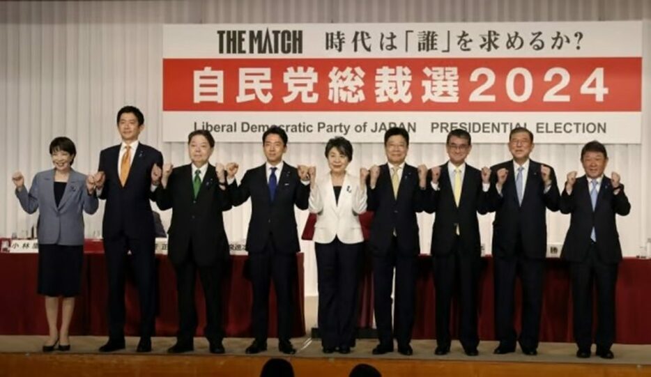 自民党総裁選の共同記者会見を前に記念写真に臨む（左から）高市早苗経済安保担当相、小林鷹之前経済安保担当相、林芳正官房長官、小泉進次郎元環境相、上川陽子外相、加藤勝信元官房長官、河野太郎デジタル相、石破茂元幹事長、茂木敏充幹事長(c)Reuters/n...