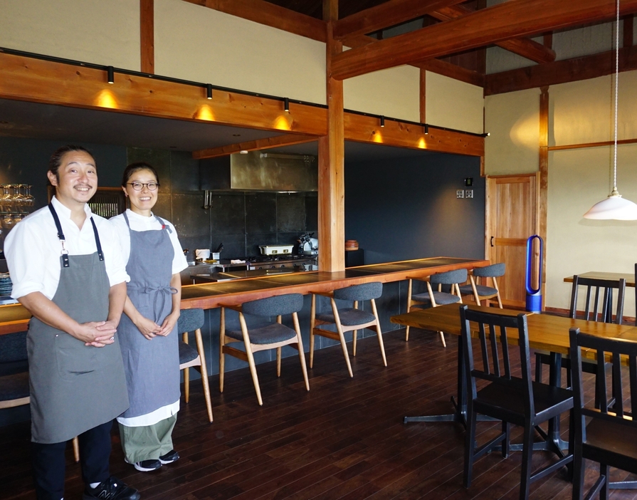 オープンしたSEMEの花田さん夫婦＝兵庫県丹波篠山市東古佐で