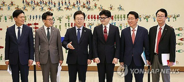 韓国保守系与党「国民の力」の韓東勲（ハン・ドンフン）代表（右から3人目）と革新系最大野党「共に民主党」の李在明（イ・ジェミョン）代表（同4人目）が国会で会談した＝1日、ソウル（聯合ニュース）